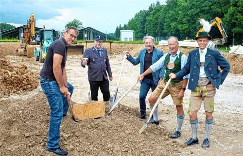 Legten Hand an: (von links) Wolfgang Geistanger (Bauamt), Bernhard Abstreiter (Kommandant), Bürgermeister Thomas Kamm, Architekt Gerhard Chaloupka und Michael Mader (GTEV Heutau) nach dem Spatenstich Foto Krammer