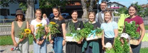 Leitungswechsel bei den Dorfkrabblern: (von links) Sandra Mader, Kathi Schuster und Theresa Hofmann sowie Vroni Bauer, Anna Schmid, Anita Schubert und Regina Sichler mit Bürgermeister Stefan Katarri.Foto  Adersberger
