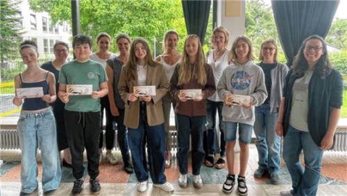 Leselust: Charlotte Sachs (vorne, Dritte von links) gewann den Vorlesewettbewerb, dicht gefolgt von Khoki Werner (vorne, Zweiter von links). Marie Maurer (links), Paula Tomandl (vorne, Vierte von links) und Joshua Reu (vorne, Fünfter von links) teilten sich den dritten Platz.Foto  Kirchner