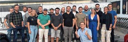 „Lets go future“ ist der gemeinsame Tenor der Jung-Unternehmer mit Kreishandwerksmeister Rainer Dachsberger (vorne).Foto maier