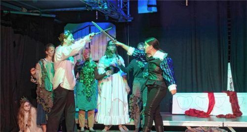 Letztes Duell: Macduff (Destina Lula, rechts) und Macbeth (Sofia Haase) kreuzen die Klingen. Foto Sönmez
