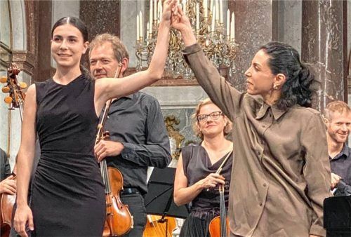 Ließen sich vom Publikum feiern: die russische Pianistin Alexandra Dovgan (links) und die israelische Dirigentin Bar Avni.Foto Prokop