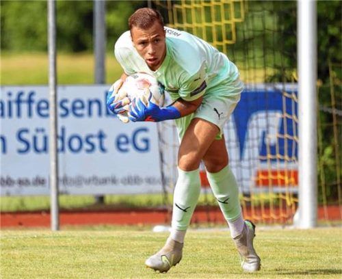 Matchwinner für Erlbach: Torwart Enrique Bösl war im Elferschießen obenauf.Foto mb.presse – Butzhammer