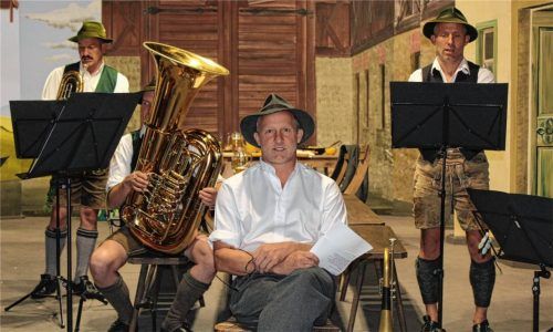 Maximilian Brückner (vorne) verleiht dem „Räuber Kneißl“ Stimme und Tiefe – eindrucksvoll, nuanciert und mit unverwechselbarem Timbre.Foto Steffenhagen