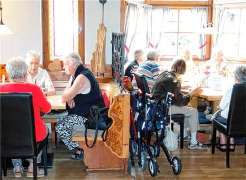 Mehr als 40 Senioren erschienen beim Frühschoppen im Café Luitpold am See in Prien-Stock und ließen sich über geplante Aktivitäten informieren. Foto  Stampfl