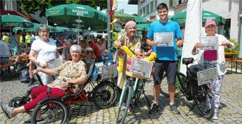 Mehr Sichtbarkeit: Ursula Koschorz (von links), Rosi Schatz, Monica Lieschke, Johannes Hauck und Karin Geiger stellen die Fahrradkorb-Aktion des Priener Weltladens vor. Foto  Berger