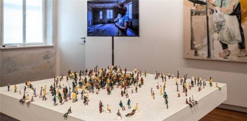 „Menschen“ nennt die Siegsdorfer Künstlerin Andrea Würtinger ihre Installation mit 260 Kunststofffiguren auf Spachtelmasse auf Holz (50 x 50 x 5 Zentimeter). Foto Effner