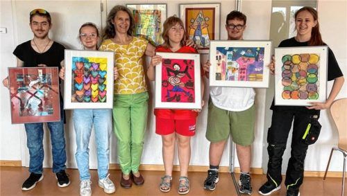 Mit „BehindART“ haben Schüler der Philipp-Neri-Schule gemeinsam mit ihrer Lehrerin Nadja Bernrieder (Dritte von links) für einen neuen Blickfang im Awo-Mehrgenerationenhaus gesorgt.Foto re