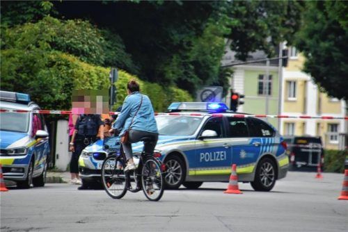 Mit Blaulicht und Sirene waren mehrere Einsatzfahrzeuge herangerauscht. Foto Schlecker