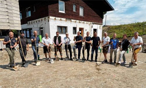 Mit dem ersten Spatenstich beginnt die Bauphase des Projekts.Foto ASV Eggstätt