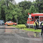 Pkw kollidiert mit Personenzug