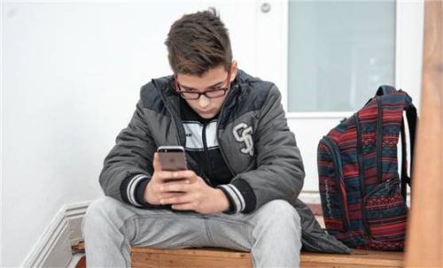 Mit dem Zeugnis kommt oft auch Stress in die Familie. Die anonyme Beratung unter Telefon 116111 hilft.Foto schinkel
