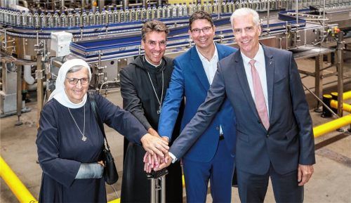 Mit der Einweihung der neuen Abfüllanlage „A10“ für PET-Einweggebinde gaben sie das Startsignal für neue Produktionskapazitäten bei den Adelholzener Alpenquellen in Siegsdorf: (von links) Generaloberin Schwester Rosa Maria Dick, Abt Dr. Johannes Eckert von St. Bonifaz in München, Geschäftsführer Peter Lachenmeir und Christoph Klenk, Vorstandsvorsitzender der Krones AG.Foto effner