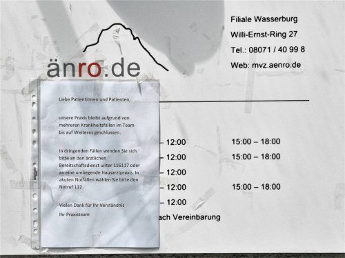 Mit diesem Zettel am Praxisschild informiert das Ärztenetzwerk Rosenheim über die Schließung. Foto Rieger