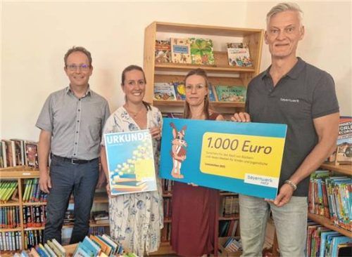 Mit einem 1000-Euro-Lesezeichen wurde die Frasdorfer Bücherei als eine von 50 Büchereien bayernweit ausgezeichnet. Das Lesezeichen überreichte Alexander Usselmann vom Bayernwerk (rechts) an Katharina Dichtl und Johanna Ruhsamer (beide Bücherei-Team). Auch Bürgermeister Daniel Mair (links) zeigte sich erfreut über die Auszeichnung zur Leseförderung.Foto Gemeinde Frasdorf