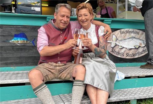 Mit einem Glas Sekt stoßen Melanie und Rene Blazek, auf den Tag genau nach 26 Jahren, auf den Stufen der ehemaligen Fisch-Birkl Hütte auf den Heiratsantrag an. Foto neuwirth