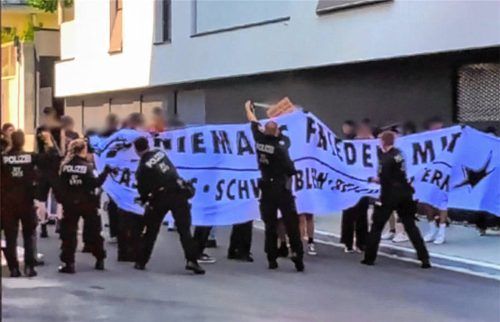 Mit einem Video vom Polizeieinsatz am Samstag, 19. Juli, in der Innenstadt kritisieren einige Demonstranten das Vorgehen der Polizei. Foto Privat