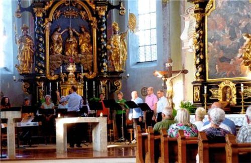 Mit geistlichen Liedern lud die Katholische Kirchengemeinde Waldkraiburg in die Pürtener Kirche ein.Foto fischer