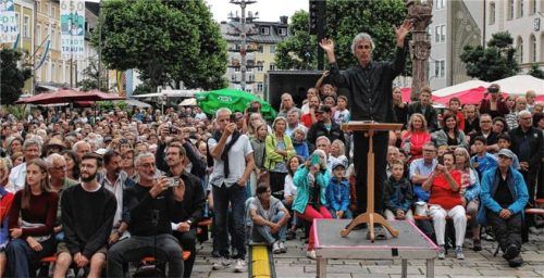 Mit geschichtsträchtigem Konzertabend erreichte das Festwochenende in Traunstein seinen Höhepunkt. Rund 150 Sänger aus zahlreichen Chören sowie ein zwölfköpfiges Orchester sorgten immer wieder für Gänsehautmomente. Am Pult stand Dirigent Manfred Müller. Foto Hobmaier