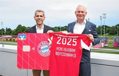 Mit neuer Karte und Trikot: Michael Diederich (links), stellvertretender Vorstandsvorsitzender des FC Bayern München, und Wolfgang Altmüller, Vorstandsvorsitzender der „meine Volksbank Raiffeisenbank“. Foto FC Bayern München