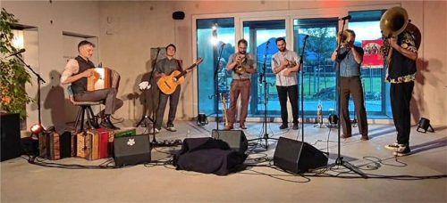 Mit sichtbarer Spielfreude und musikalischer Raffinesse präsentierten die sechs Musiker ihr genreübergreifendes Programm.Foto Kaupert