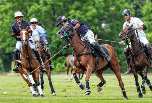 Mit spannendem Polo-Sport geht es auch am Wochenende auf Gut Ising weiter. Foto re