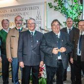 Goldenes Abzeichen am Band verliehen