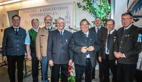 Mit Stolz nahmen die Geehrten die Ehrungen an: (von links) Kassier Johannes Ehberger, Obmann Pius Graf, Zweiter Vorsitzender Josef Hartl, Josef Holzmeier, Josef Niedermeier, Anton Holzmeier, Wolfgang Strunz und Konrad Krichbaumer. Fotos stache