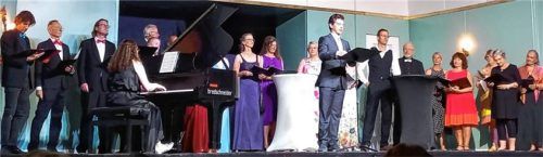 Mittlerweile geht der Opernaufführung in der Maxlrainer Reithalle jedes Jahr ein Galakonzert voraus, dieses Jahr eines mit Melodien von Strauß. Foto böhm
