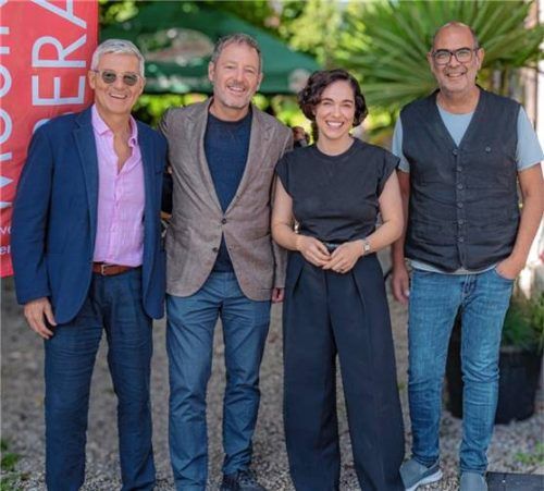 Moderator Markus Aicher hieß als Gäste beim Wallerwirt Florian Gallenberger, Verena Altenberger und Hannes Ringlstetter (von links) willkommen. Foto Wachinger