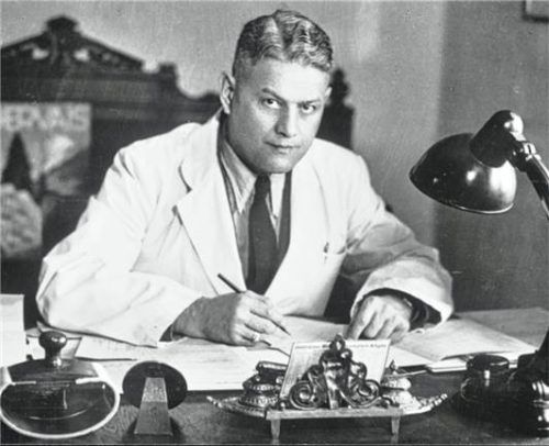 Molkereidirektor Dr. Otto Belli von Pino wurde 1930 der erste Werksleiter der Gervais AG Rosenheim und führte den Betrieb bis 1964. Belli war in Rosenheim auch für seine Geselligkeit sowie die rauschenden Feste und Tanzveranstaltungen in der Gervais-Kantine bekannt (Foto um 1950, Stadtarchiv Rosenheim F 6413).