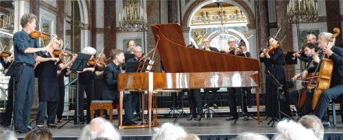 „Mozart pur“ versprach das Konzert mit (von links) Dirigent Gottfried von der Goltz, Pianist Kristian Bezuidenhout und dem Freiburger Barockorchester. Foto  Füchtner.