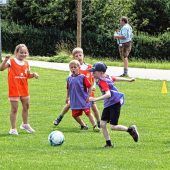 Kinder spielen für Kinder