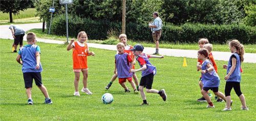Munter ging es dann beim Gruppenspiel im Fußball zu. Foto stache