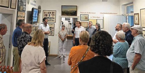 Museumsleiter Stefan Reischl (hinten links) eröffnet die Sonderausstellung „100 Jahre Pfarrer Klaas“ in den Räumlichkeiten des Heimat- und Industriemuseums.