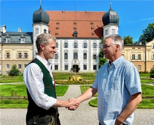 Nach altem bayerischem Brauch besiegelten Prinz Peter von Lobkowicz (links) und SVB-Vorstand Bernhard Gleissner mit einem Handschlag vor dem altehrwürdigen Schloss-Ambiente die neue Partnerschaft.Fotos neuwirth