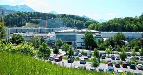 Nach dem Nein des Bergener Gemeinderats zur Änderung des Flächennutzungsplans für die Adelholzener Quellen ist ein offener Streit zwischen dem Getränkehersteller und der Kommune entbrannt. Foto Krammer