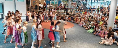 Nach dem Volkstanz gab es von den aufmerksamen Zuschauern großen Beifall.