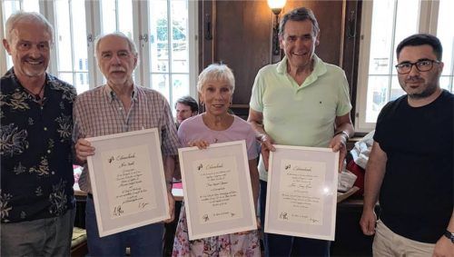 Nach der Ehrung: (von links) Vorsitzender Joachim Gaschke, Ehrenvorsitzender Horst Rankl, die Ehrenmitglieder Renate Benner und Franz Knarr und Zweiter Vorsitzender Erkan Ege.Foto re