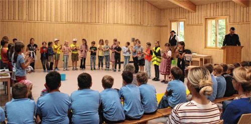 Nach umfangreichen Bauarbeiten wurde die Grundschule in Schleching feierlich eingeweiht. Das modernisierte Gebäude bietet nun zusätzliche Räume und flexible Möglichkeiten für die steigende Zahl an Schülern. Foto wunderlich