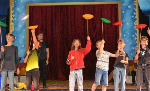 Nachwuchs-Jongleure: Die Schüler zeigten mit auf Stäben kreisenden Tellern, was sie gelernt hatten. Foto Eder