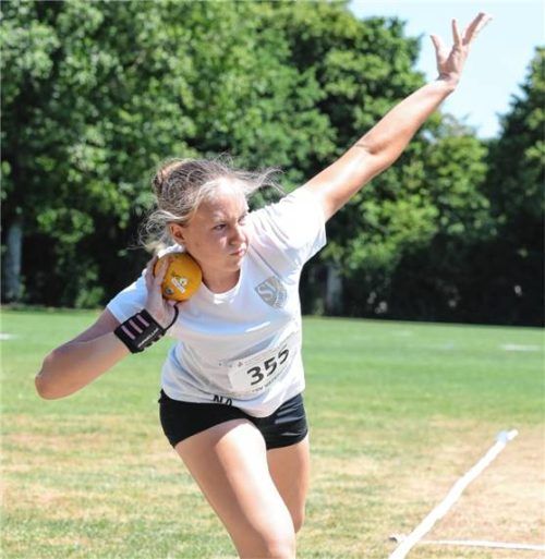 Nadine Angermann aus Bernau wurde Oberbayern-Meisterin im Kugelstoßen der Jugend W15.Fotos Ludwig Stuffer