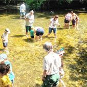 Mit Waschpfanne und Sieb: Naturerlebnis an der Prien