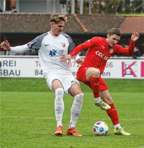 Neu in Burghausen: Stürmer Jordi Woudstra (links), hier mit Heimstetten im Duell gegen Erlbach.Foto Gabi Zucker
