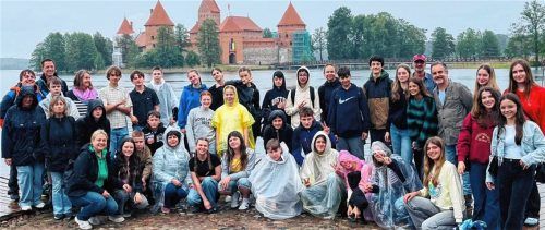 Neue Erfahrungen gemacht und neue Freunde gewonnen: die Projektteilnehmer vor der historischen Wasserburg in Trakai. Foto re