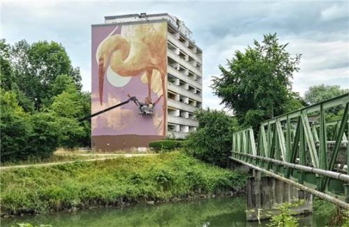 Neue Kunst an einst grauer Wand. Leser-Reporter Otto Wiegele aus Rosenheim hat uns dieses Bild geschickt. Foto Wiegele