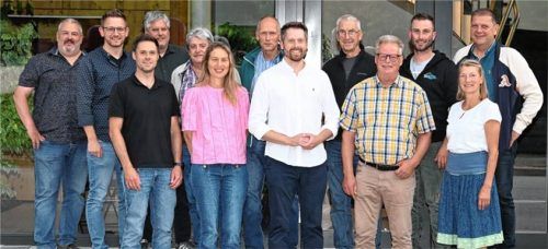 Nominiert: Bürgermeisterkandidat Johannes Weber (Achter von links) inmitten der Mitglieder von Vorstandschaft und Gemeinderatsfraktion seiner Partei. Foto re