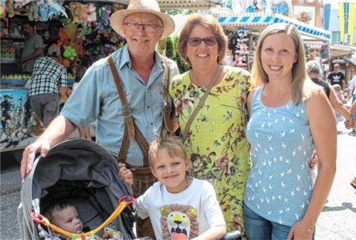 Ob Bogenschießen, Autoscooter oder Kinderkarussell: Bei Familie Lang bestimmen am Oma-Opa-Tag die Enkelkinder das Programm.Fotos privat