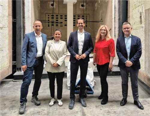 Oberbürgermeister Andreas März (Mitte), Wirtschaftsdezernentin Patricia Rebmann (Zweite von rechts) und Carla Kirmis, Leiterin der Wirtschaftsförderung, (Zweite von links) informieren sich bei (von links) Geschäftsbereichsleiter Markus Leppin und CEO Dr. Jochel Peichl von ift, wie im Technologiezentrum der Brandschutz von Bauprodukten geprüft wird.Foto ift Rosenheim