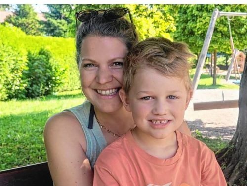 Ohne Kita-Platz: Miriam Selimbasic und ihr Sohn Benjamin (8). Foto Becker
